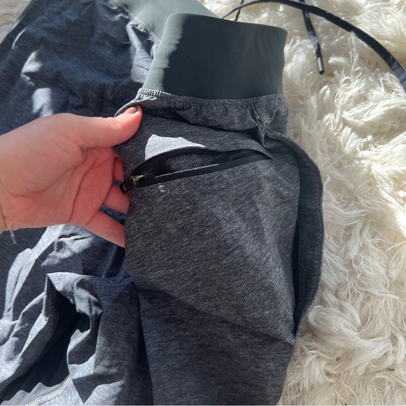 Lululemon Men’s 10” Athletic Shorts - Picture 5 of 6